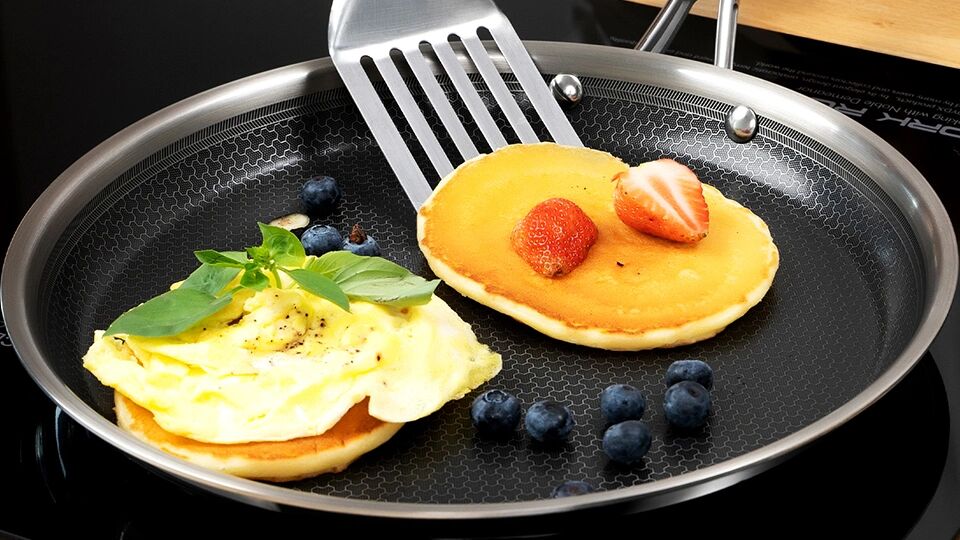ideluxecookware non stick pan cooking fluffy pancakes and scrambled eggs.